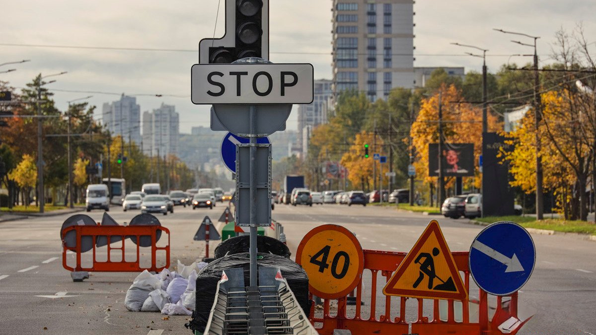 In Dnipro, in der Nähe von Bartolomeo, wird ein neuer Verkehrsschild installiert.