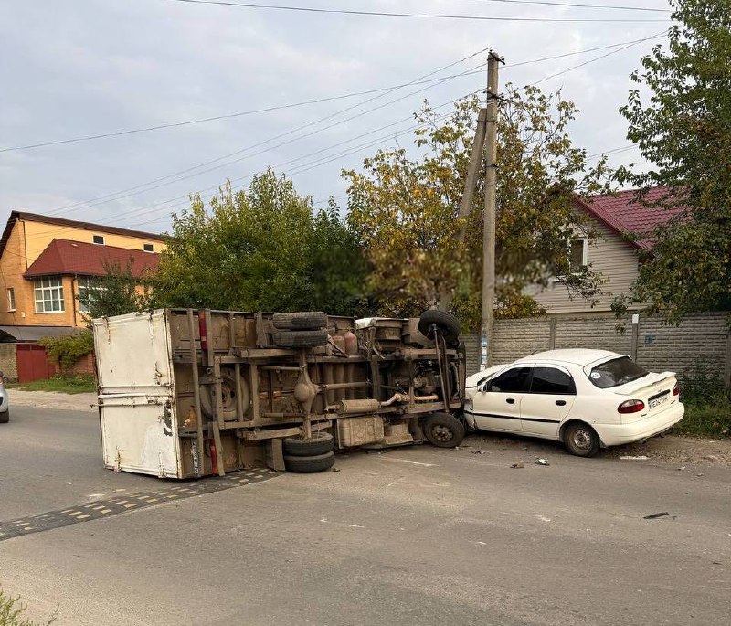 На Зразковій перекинулася вантажівка