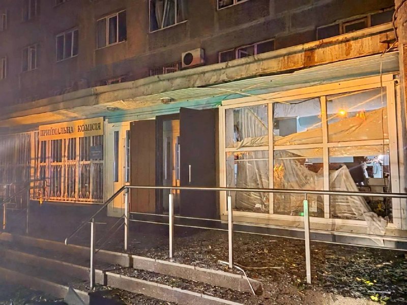 In Dnipro wurden durch einen Angriff mit einem Drohnen ein Studentenwohnheim erheblich beschädigt.