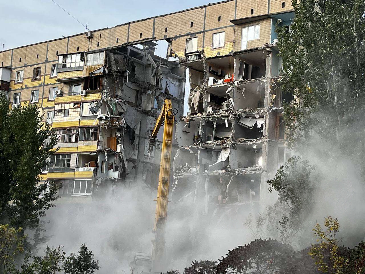 Дніпро: на проспекті Героїв відокремили зруйнований під'їзд дев'ятиповерхівки