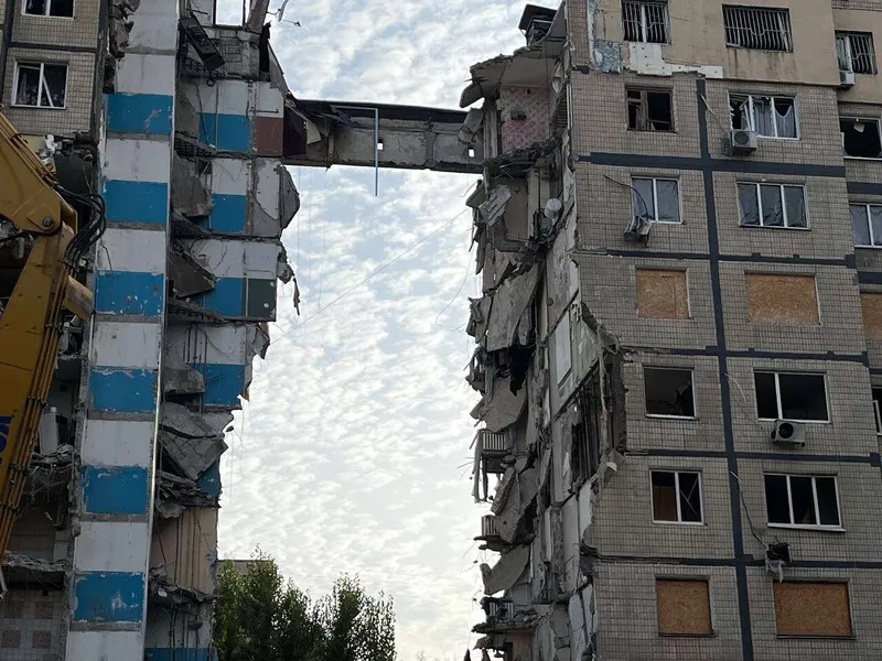 Dnipro: On Heroiv Avenue, a damaged entrance to a nine-story building has been isolated.